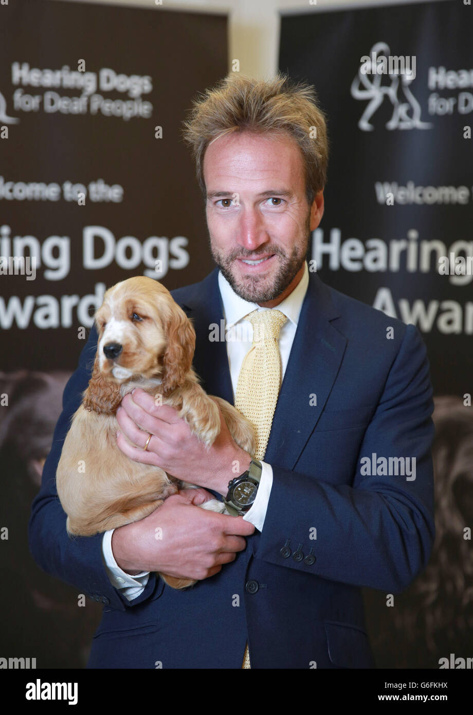 USAGE ÉDITORIAL UNIQUEMENT.Ben Fogle pose avec le chien d'audition chiot Aslan à l'Hearing Dog Awards organisé par Hearing Dogs for Deaf People à Regents University Londres. Banque D'Images
