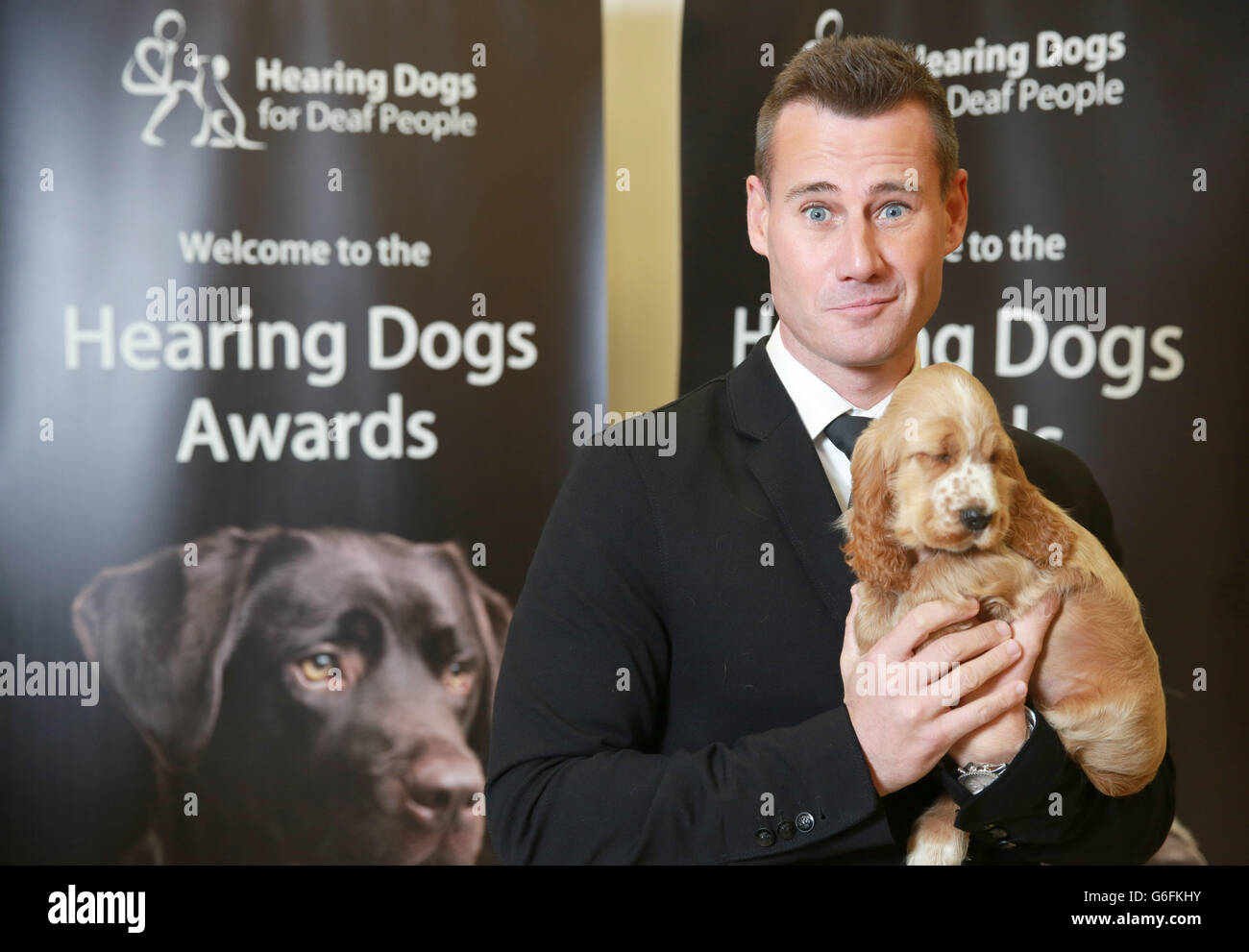 USAGE ÉDITORIAL UNIQUEMENT.Tim Vincent pose avec le chiot de chien d'audition Aslan au Hearing Dog Awards organisé par Hearing Dogs for Deaf People à Regents University Londres. Banque D'Images