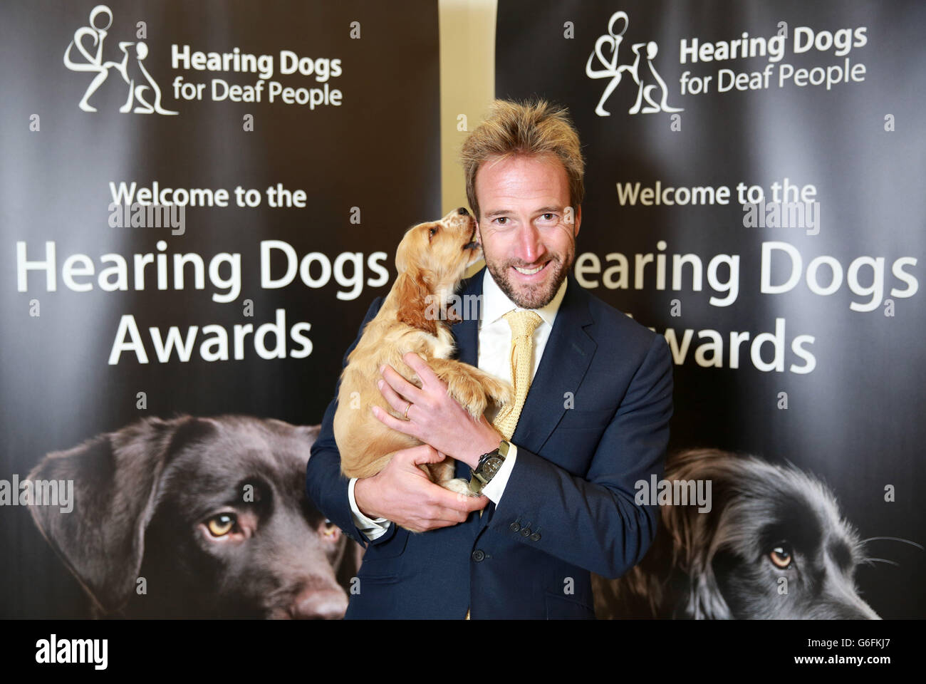 . Ben Fogle pose avec le chien d'audition chiot Aslan aux Hearing Dog Awards organisés par Hearing Dogs for Deaf People à l'Université de Regent's à Londres. Banque D'Images