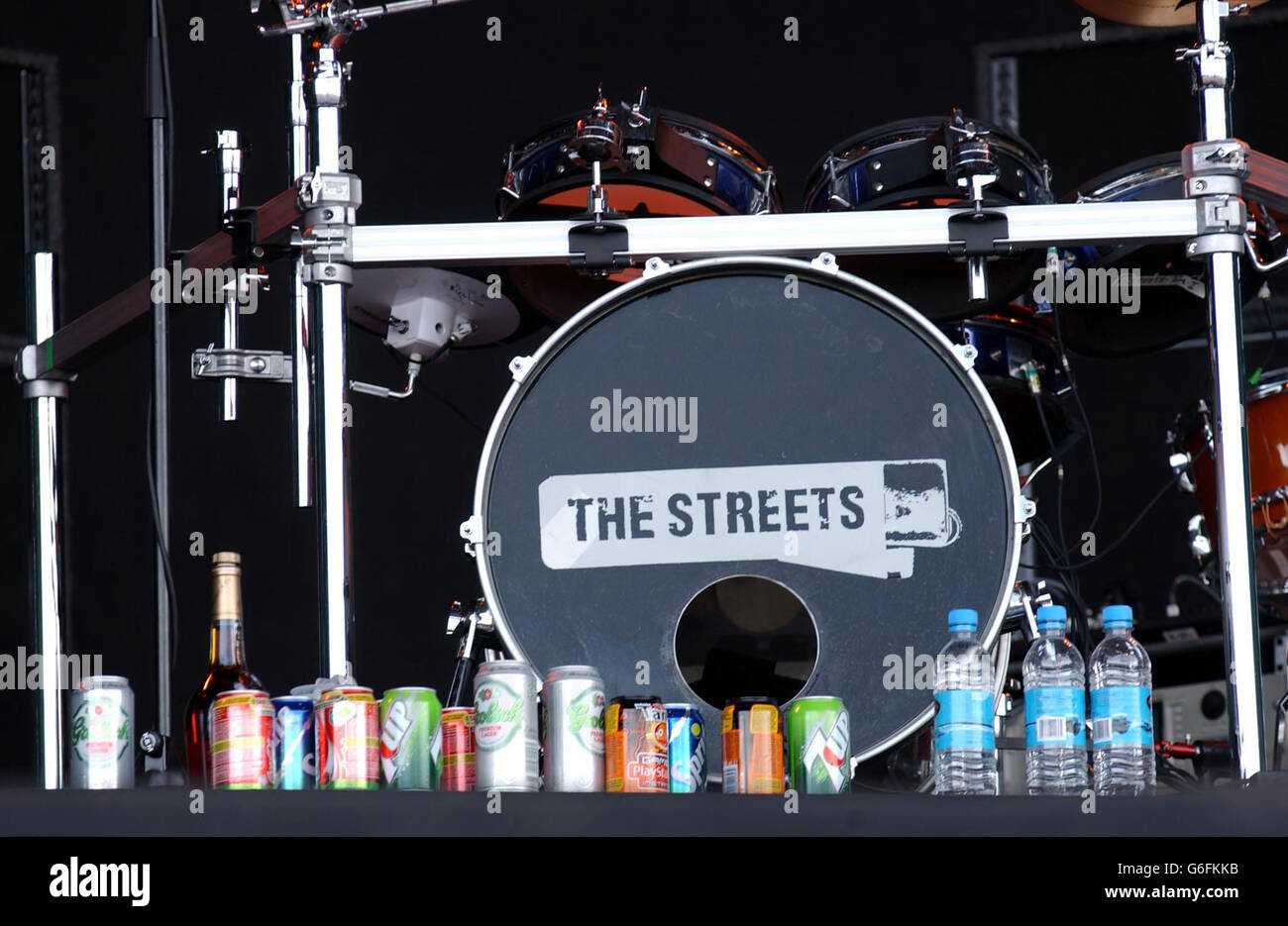 The Streets - Carling Reading Festival.Le kit de batterie des rues est mis sur scène au Festival de lecture de Carling à Reading. Banque D'Images