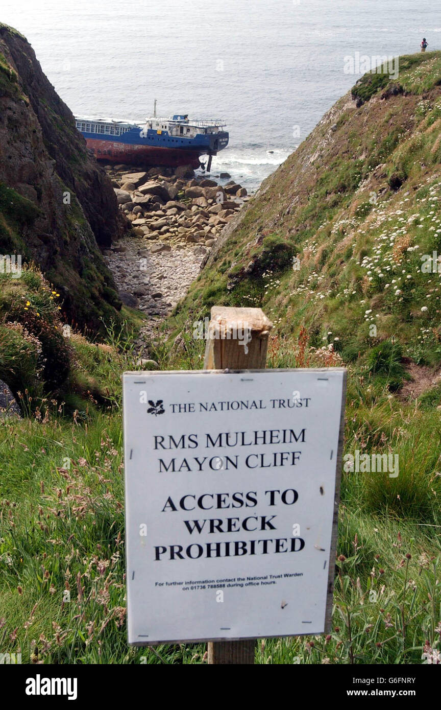 Épave du RMS Mulheim, près de Sennen Cove, dans les Cornouailles.Les gardes-côtes ont averti les touristes qui visitent l'épave de ne pas monter à bord du navire frappé.Le RMS Mulheim était en route de Cork à Lubeck, en Allemagne, quand elle a couru en erbe.*... entre Land's End et Sennen en mars 2003.Depuis, le bateau a attiré des hopes de visiteurs sur le site, certains d'entre eux profitant des excursions en bateau locales à l'épave. Banque D'Images