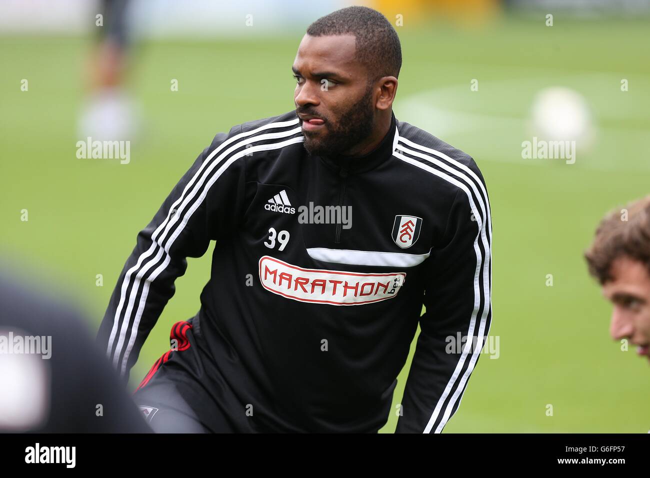 Football - Barclays Premier League - Fulham / Cardiff City - Craven Cottage. Le Darren de Fulham se courbait pendant l'échauffement Banque D'Images