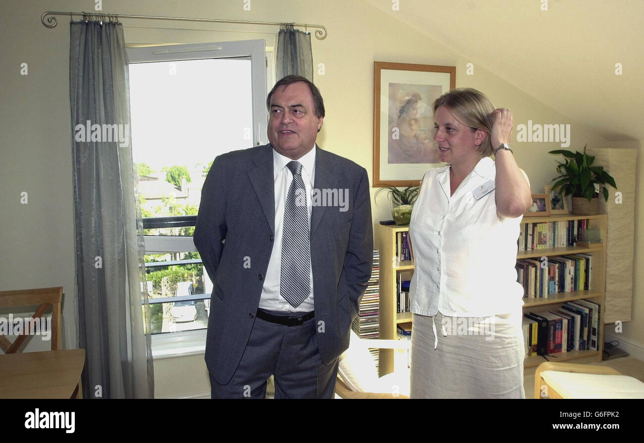 Le vice-premier ministre John Prescott dans l'appartement de l'enseignante Susan Cooke à la cour de Farmstead, à Sutton. Il a prononcé un discours lors d'une visite au développement d'un logement « travailleurs clés ». L'initiative Starter Homes vise à aider la police, les enseignants et les travailleurs de la santé à s'approprier des foyers dans les zones sensibles de Londres et du sud-est. Banque D'Images