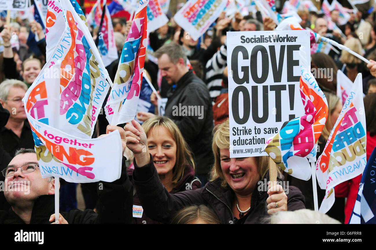 Les membres de NUT et NASUWT à Victoria Square, Birmingham, au cours d'une journée de grève par des milliers d'enseignants dans quatre régions anglaises au sujet de la rémunération, des pensions et des conditions de travail. Banque D'Images