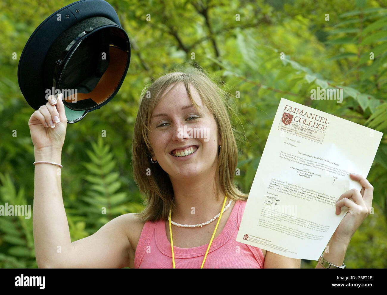 Catherine Smith d'Emmanuel Collage Gateshead fête ses trois A après avoir parcouru plus de 45,000 miles pendant deux ans pour aller à l'école. Catherine voyagea tous les jours de Berwick-upon-Tweed à Gateshead en train. Les filles ont une fois de plus battu les garçons dans la course pour obtenir de bonnes notes DE NIVEAU A cette année, des résultats de l'Angleterre, du pays de Galles et de l'Irlande du Nord ont montré. Banque D'Images