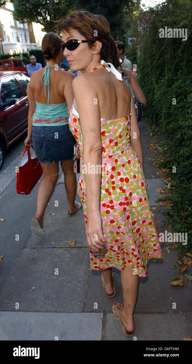 L'actrice Sadie Frost est de retour chez elle à Primrose Hil, Londres. Frost a commencé à divorcer son mari nommé aux Oscars Jude Law, a-t-elle annoncé. Le couple s'est scindé au début de cette année après plus de cinq ans de mariage, et le divorce avait été largement anticipé. Une déclaration publiée en son nom ce soir cite le « comportement déraisonnable » de la Loi. Banque D'Images