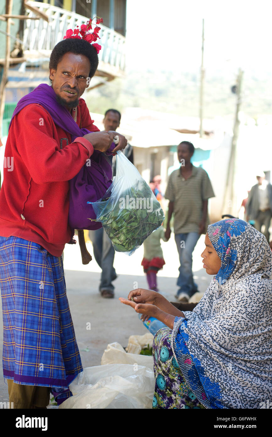 Homme Oromo au marché, avec un sac de khat, certains dont il est la mastication. Catha edulis. Harar. L'Ethiopie Banque D'Images