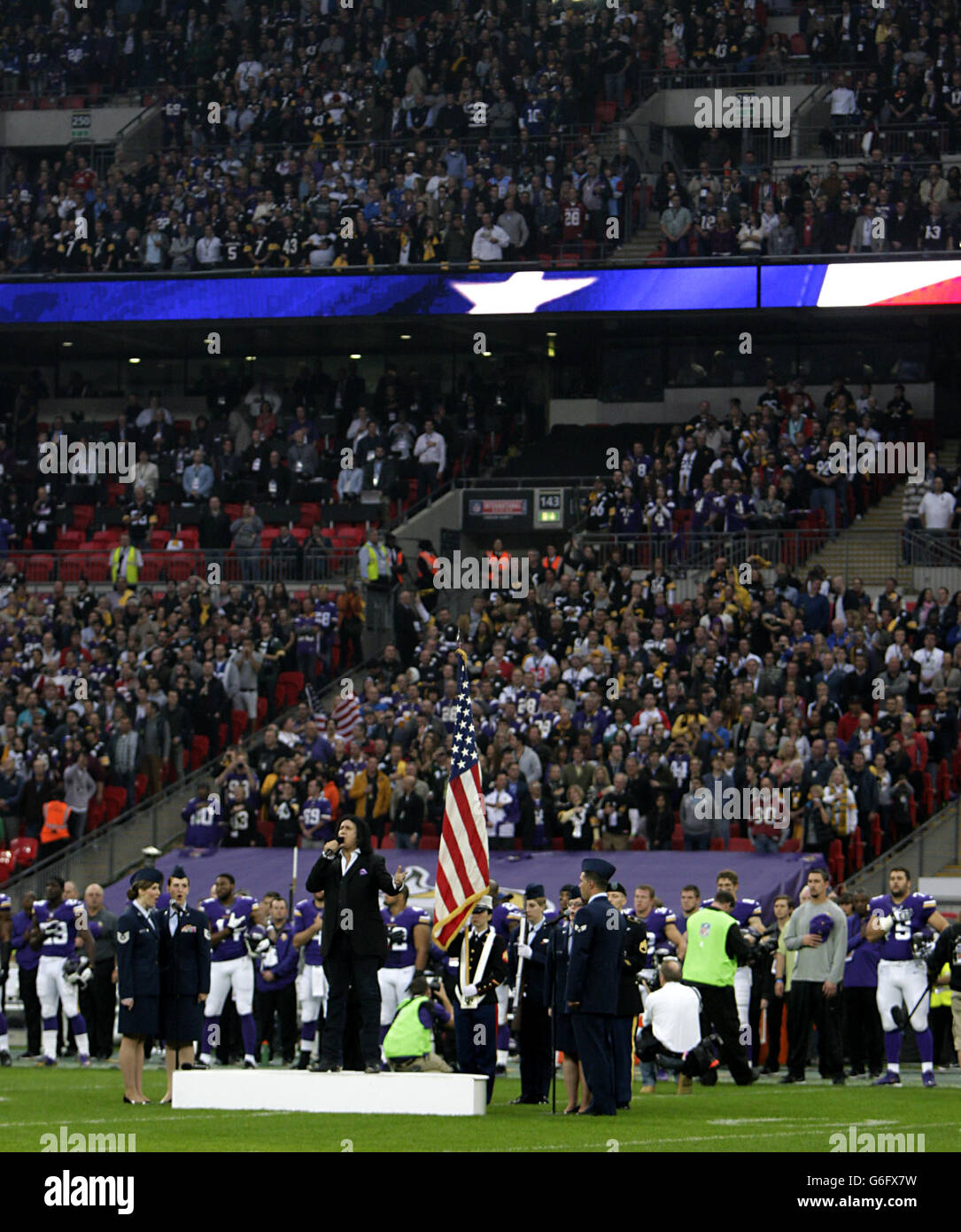 Gene Simmons chante l'hymne national américain lors du match de la NFL International Series au Wembley Stadium, Londres. Banque D'Images