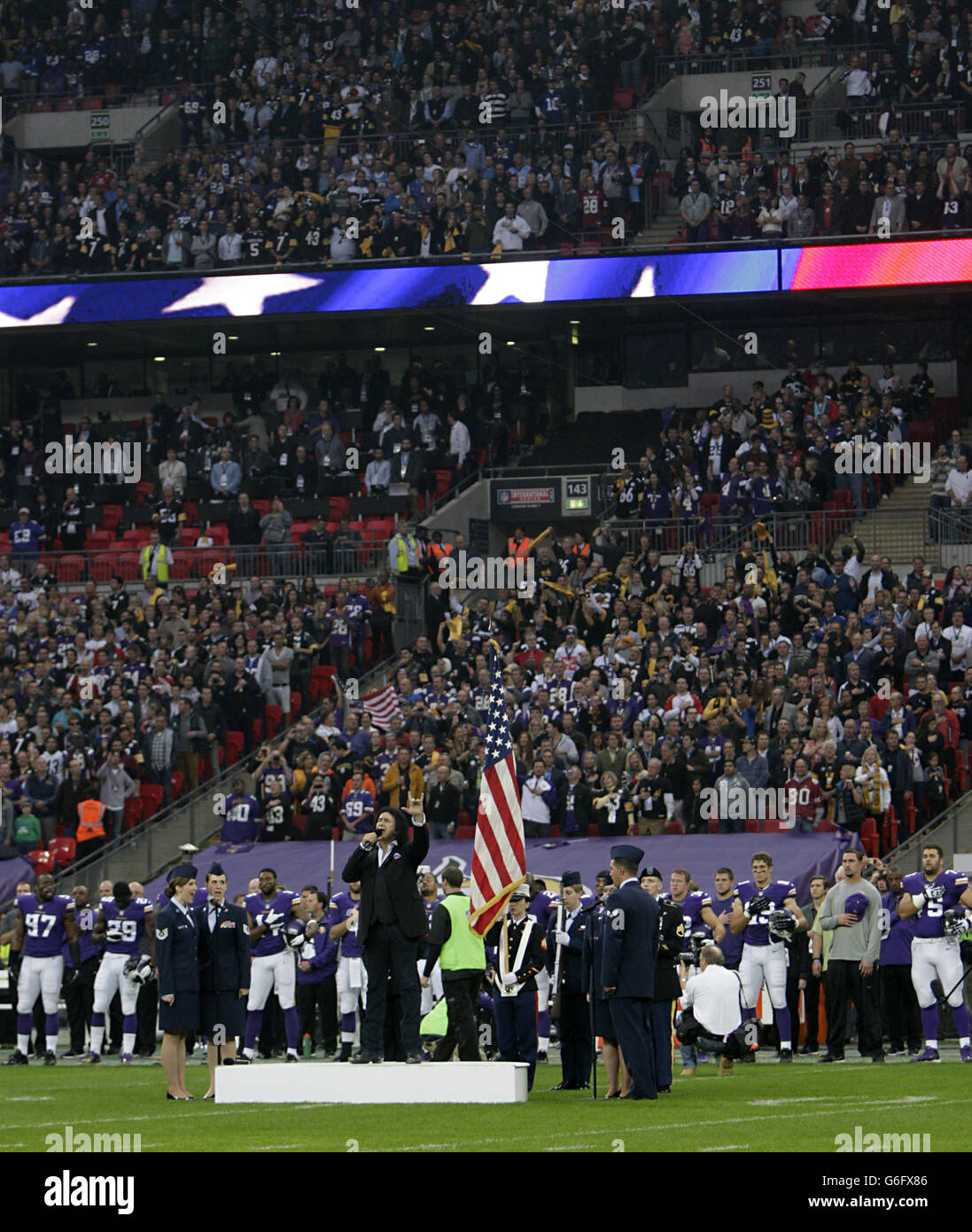 Gene Simmons chante l'hymne national américain lors du match de la NFL International Series au Wembley Stadium, Londres. Banque D'Images