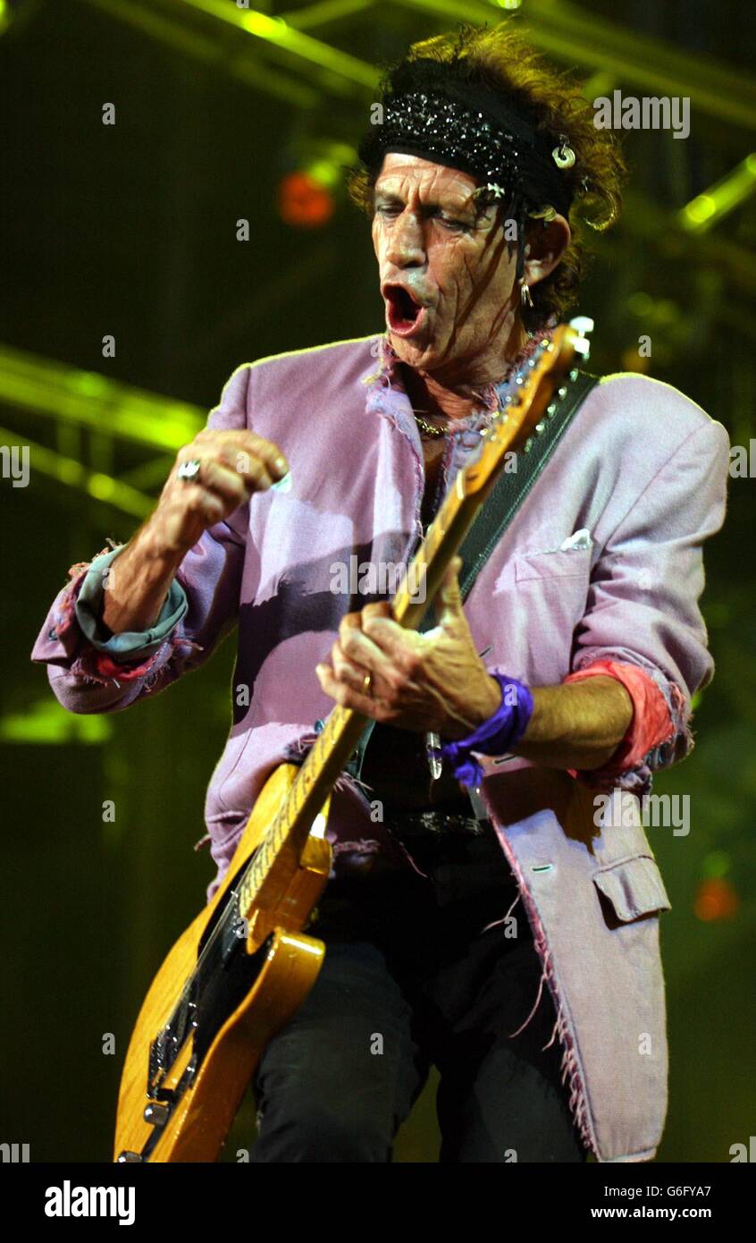 Le guitariste Keith Richards du groupe The Rolling Stones, qui joue sur  scène, lors de son Forty Licks World Tour, qui s'est tenu au stade de rugby  de Twickenham, à Londres Photo