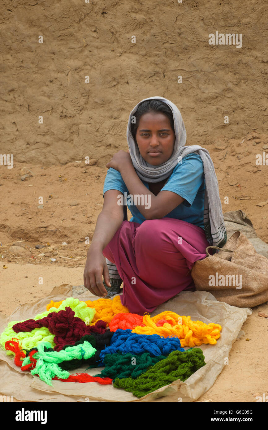 Thread vendeur. Jour de marché à Freweyni aussi connu comme Sinkata. Tigray, Éthiopie Banque D'Images