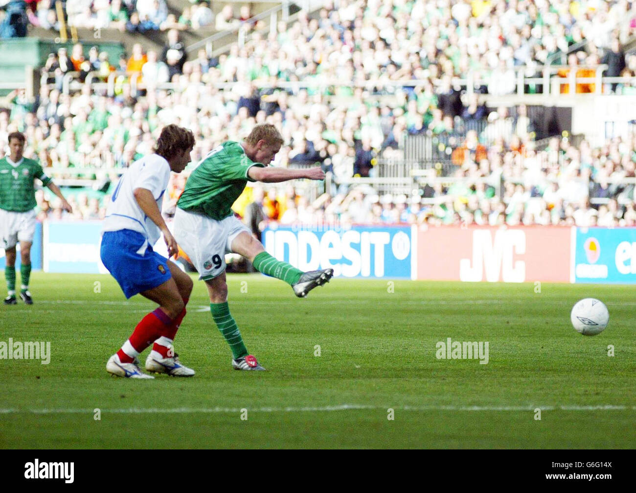 Damien Duff, de la République d'Irlande, marque le but d'ouverture contre la Russie lors de son groupe 10, qualification Euro 2004 à Lansdowne Road, Dublin, Irlande. Banque D'Images