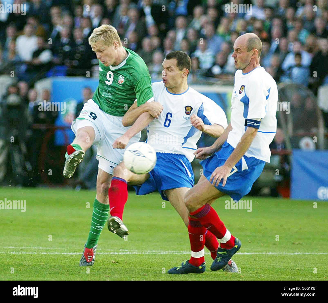 Damien Duff (à gauche), de la République d'Irlande, est défié par Sergey Vignashevitch et Victor Onopko lors de leur qualification de groupe 10 Euro 2004 à Lansdowne Road, Dublin, Irlande. Banque D'Images