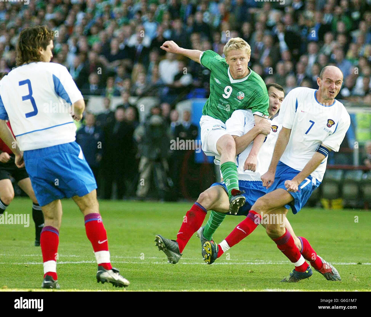 Damien Duff (centre) de la République d'Irlande sous la pression de la défense russe pendant leur qualification de groupe 10 Euro 2004 à Lansdowne Road, Dublin, Irlande. Banque D'Images