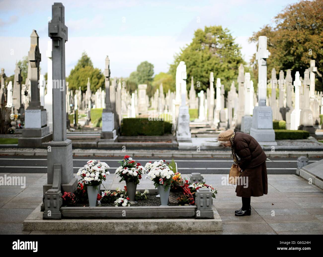 Margaret McKeon, de Balbriggan, à la tombe de Michael Collins, au cimetière de Glasnevin, à Dublin, à l'occasion de l'anniversaire de son anniversaire.Collins est né le 16 octobre 1890 et est mort le 22 août 1922. Banque D'Images