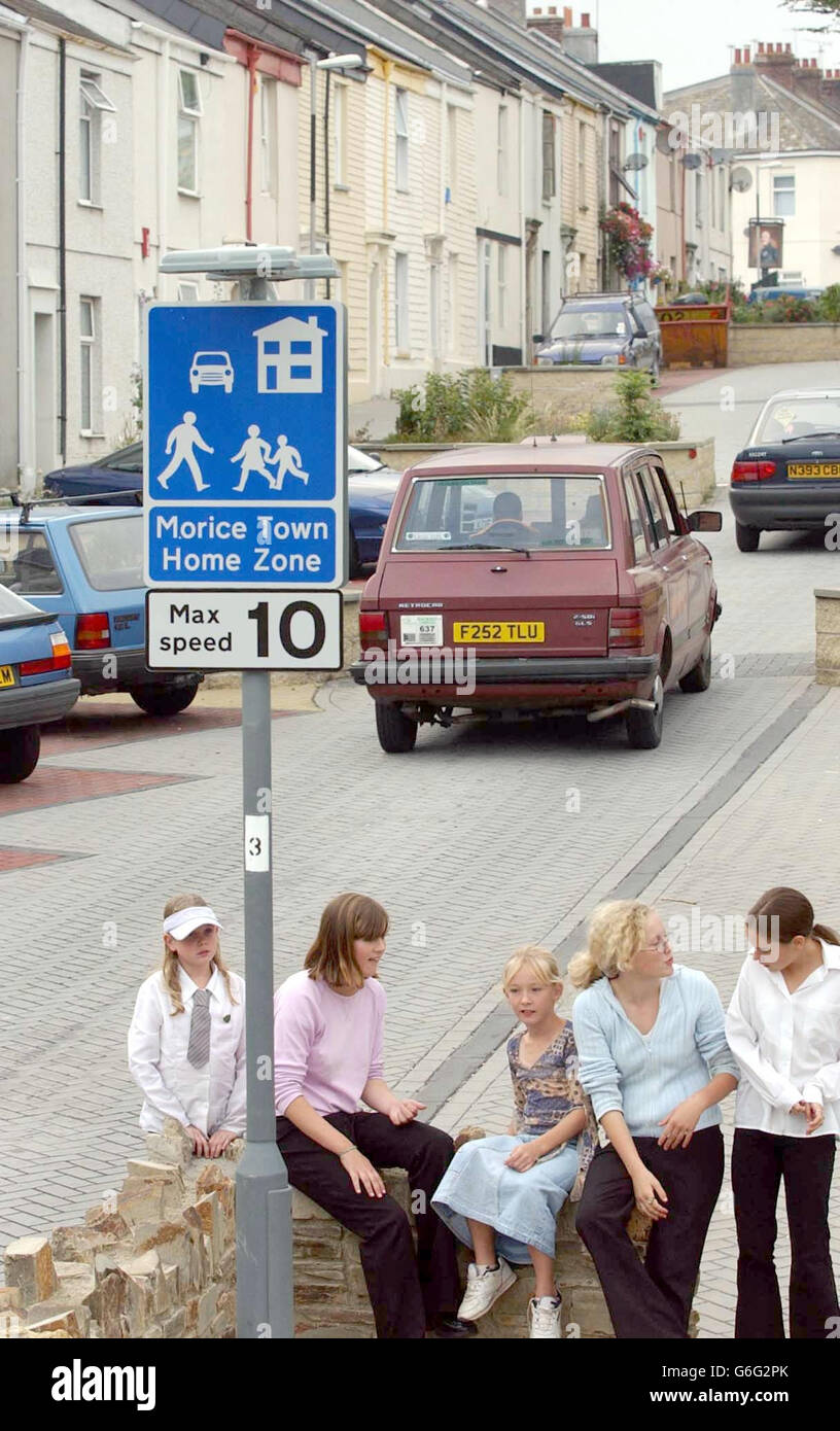 Panneau de limite de vitesse de 10 km/h dans la zone résidentielle de Morice Town, Plymouth. La limite de vitesse de 10 km/h est la première au Royaume-Uni et vise à donner aux piétons une plus grande priorité, a déclaré aujourd'hui un conseil municipal. Le projet pilote du ministère des Transports dans la région de la ville de Morice à Plymouth, dans le Devon, sera surveillé et pourrait être mis en place ailleurs au pays. La nouvelle limite de vitesse réduite de 30 km/h couvre neuf rues de la zone d'origine de la ville, l'une des neuf rues établies à l'échelle nationale en 1998. Les nouveaux panneaux 10 mph MAX ont été érigés sur neuf passerelles marquant l'entrée de la zone, où les bordures ont été retirées, et Banque D'Images