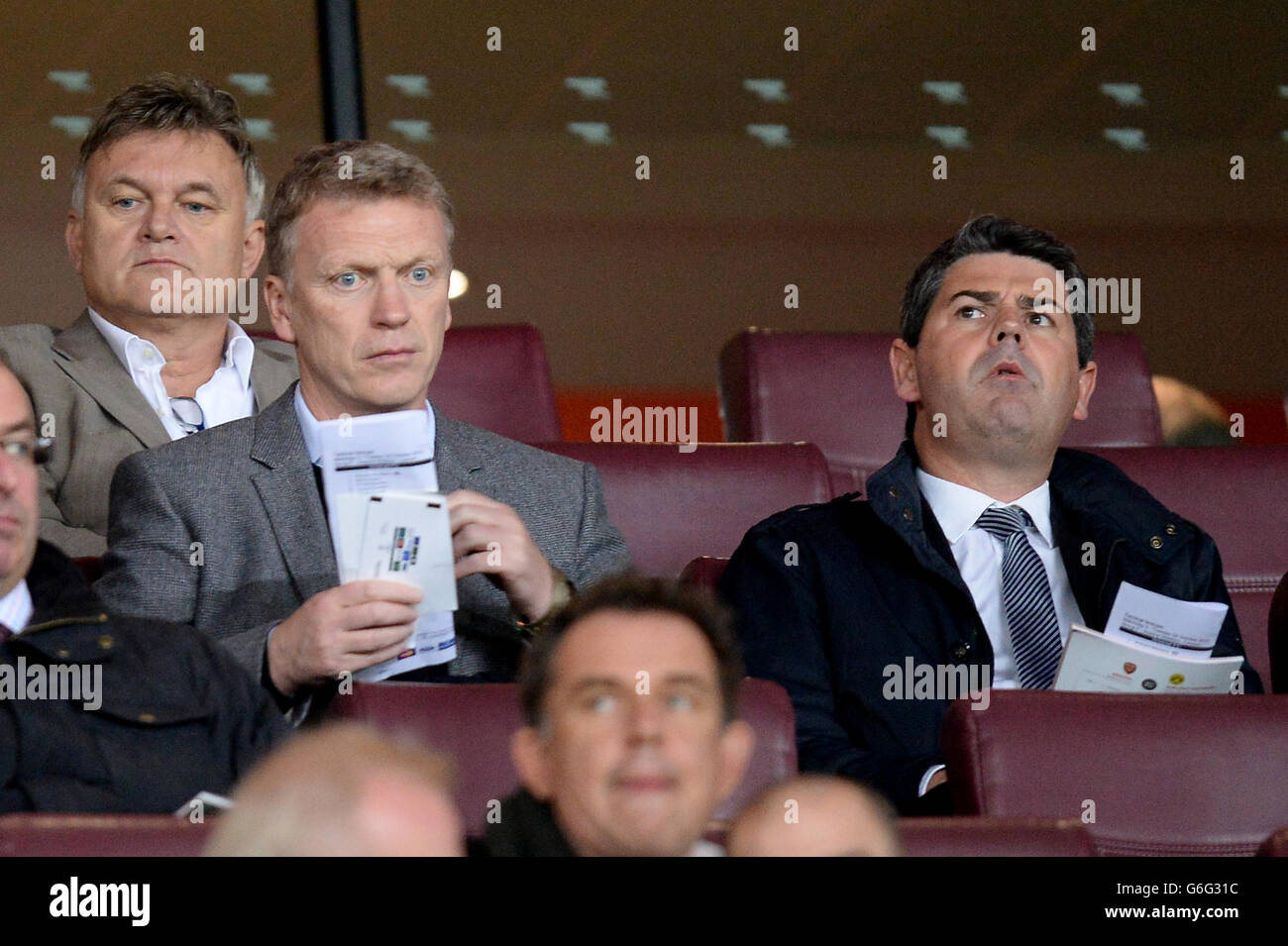 Football - UEFA Champions League - Groupe F - Arsenal / Borussia Dortmund - Emirates Stadium.Directeur général du Club England Adrian Bevington (à droite) et le directeur de Manchester United David Moyes dans les tribunes avant le lancement Banque D'Images