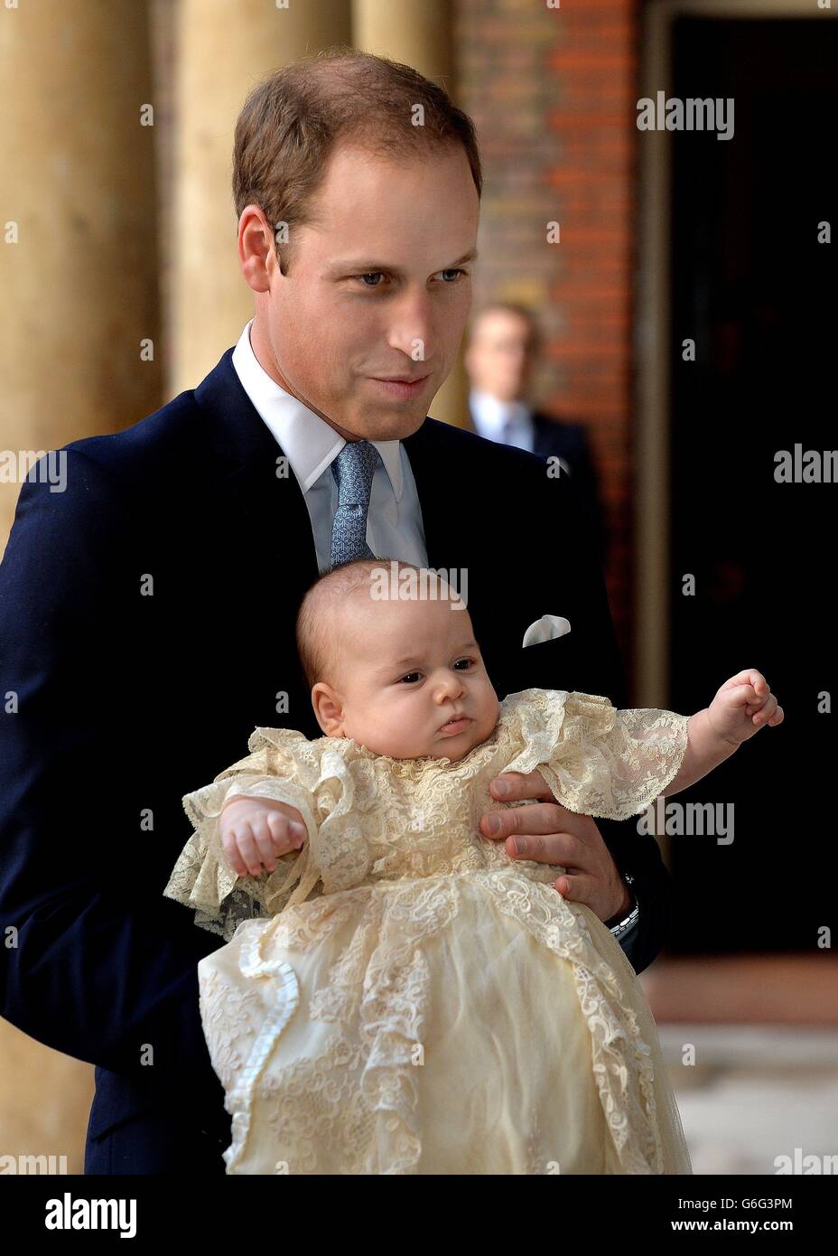 Le duc de Cambridge arrive, tenant son fils Prince George, à la chapelle royale du Palais Saint-Jacques, devant le baptême du prince George de Cambridge, âgé de trois mois, par l'archevêque de Canterbury, dans le centre de Londres. Banque D'Images