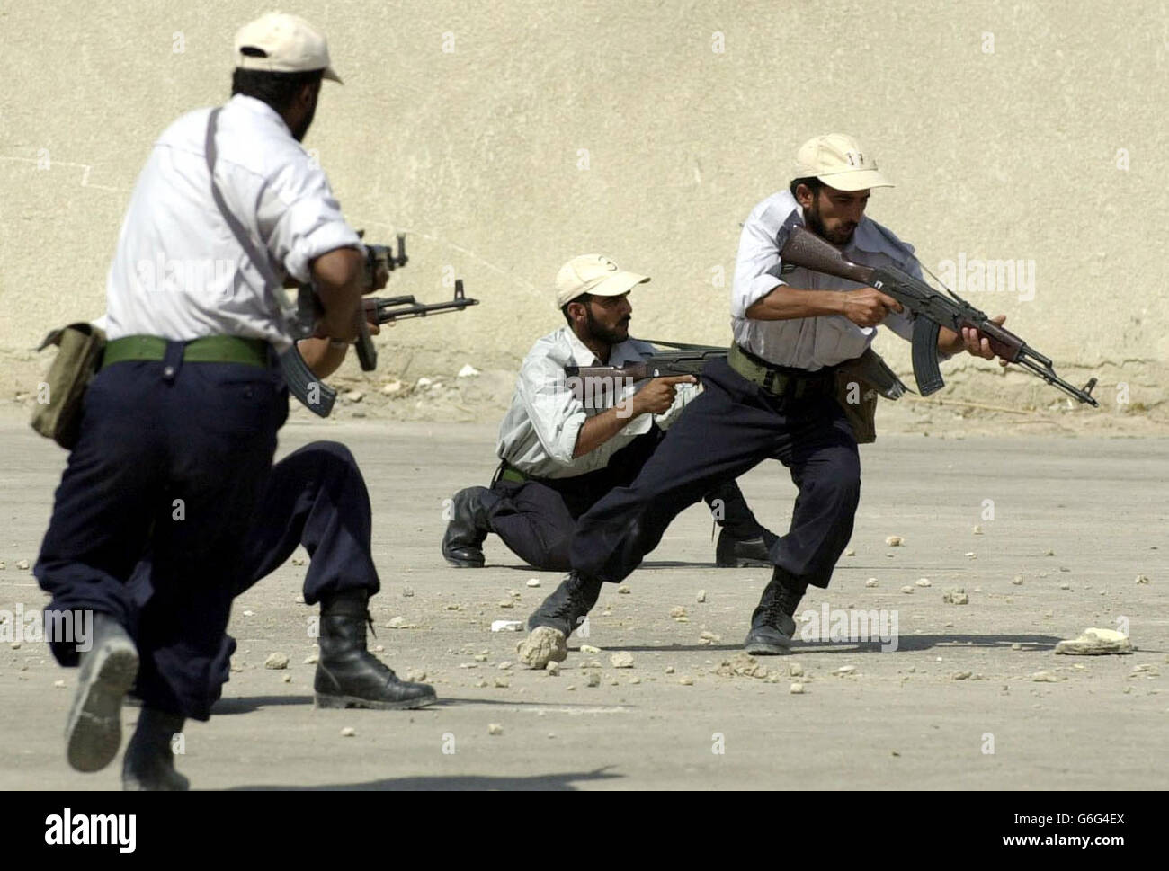 Des hommes iraquiens en formation à l'unité de formation de la police de Bassora à Bassora, en Iraq. L'une des premières mesures qui ouvrirait la voie aux troupes britanniques pour quitter le sud de l'Irak pourrait être prise en quelques semaines, elle émergea. Les forces britanniques ont formé des centaines d'Irakiens locaux, dont beaucoup faisaient partie de la vaste armée de Saddam Hussein avant la guerre, pour devenir la nouvelle force de police du pays depuis août. Aujourd'hui, l'officier en charge du camp d'entraînement résidentiel a déclaré qu'en cas de succès, il pourrait s'avérer être la première étape de la stratégie de sortie des forces britanniques. Banque D'Images