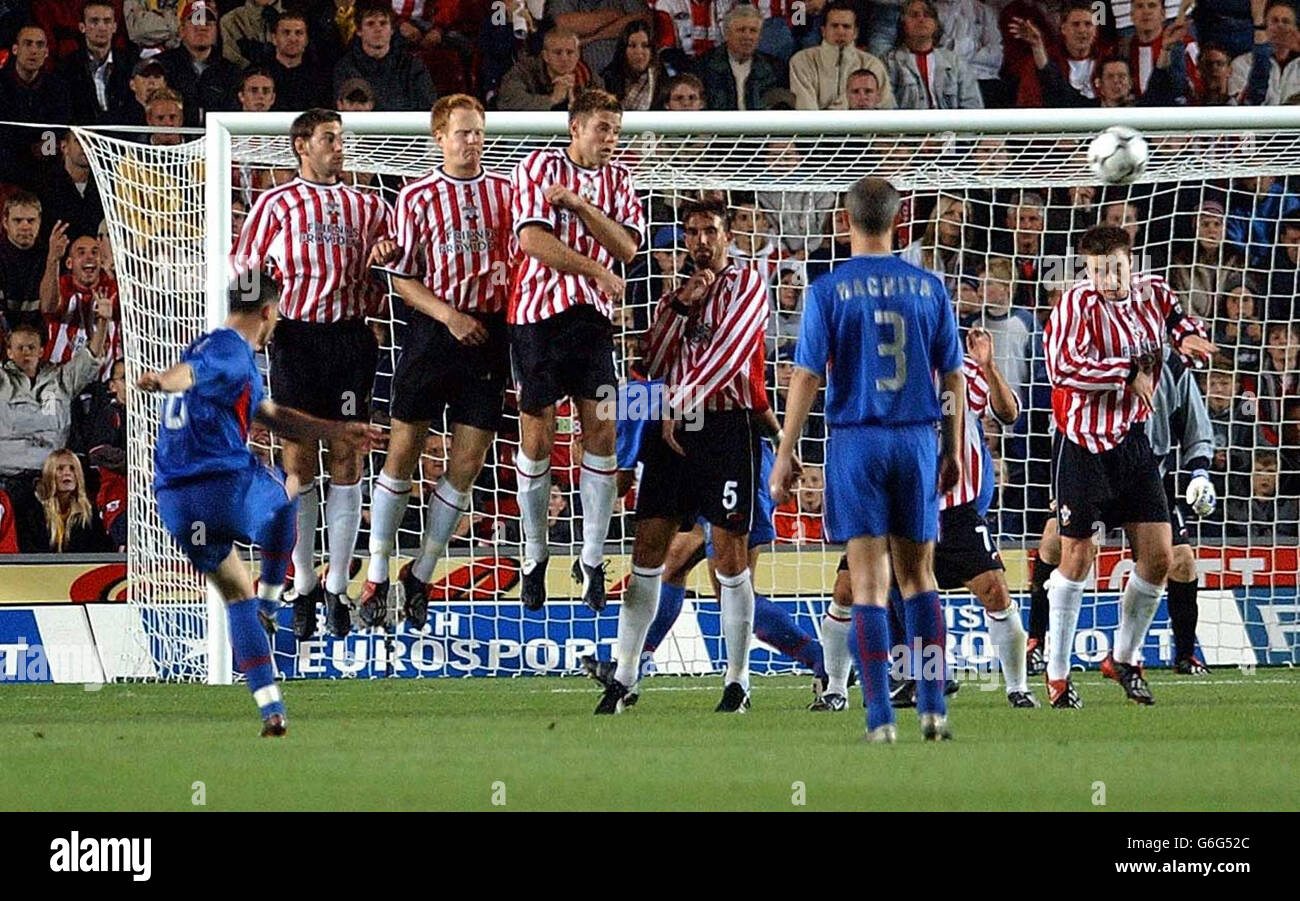 Southampton défends un coup de pied gratuit contre Steaua Bucarest lors du match de la coupe UEFA au stade St Mary's, à Southampton. Banque D'Images