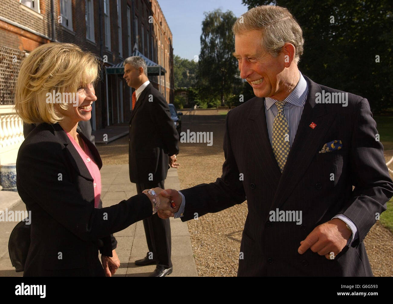 Le Prince de Galles rencontre Rosie Stancer, âgée de 43 ans, de Londres, au Palais Saint-James. L'expédition de Mme Stancer pour devenir la première femme britannique à marcher en solo et non soutenue au pôle Sud est soutenue par le prince, son patron. La grande nièce de la Reine mère n'a que 5 pieds 3 pouces de hauteur et se prépare à transporter plus de deux fois son poids de nourriture et de fournitures essentielles à travers les déchets antarctiques congelés. Banque D'Images