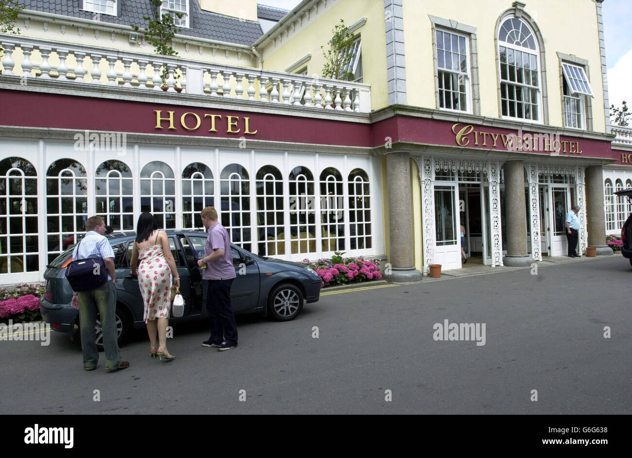 Le City West Hotel, Saggart, Co Dublin, après un raid en début de matinée. Les raiders ont suivi la direction du bar jusqu'au coffre-fort, l'ont forcée à l'ouvrir et l'ont attachée. Elle a ensuite réussi à s'échapper et a déclenché l'alarme. Les hommes se sont échappés dans une voiture - considérée comme une Volvo bleue - avec une estimation de 14,000 (20,000 euros). La police enquêtait sur l'incident et a fait appel pour que des témoins se présentent. Banque D'Images