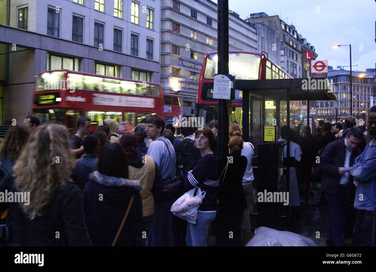 Les navetteurs se rassemblent dans un bus de Vauxhall Bridge Road, dans le centre de Londres, après une coupure de courant qui a frappé la capitale. Les voyageurs en métro ont été bloqués dans le métro à la suite de l'échec et le métro de Londres a déclaré que la coupure avait un impact « grave » sur l'ensemble du réseau. Les services ferroviaires des principales stations, dont Victoria, London Bridge et Waterloo, ont également été touchés. Banque D'Images