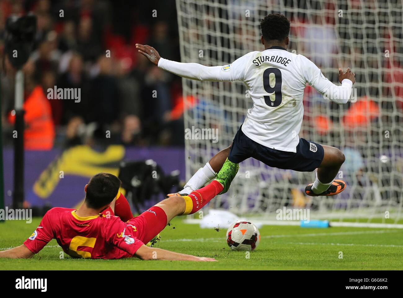 Football - qualification à la coupe du monde de la FIFA - Groupe H - Angleterre / Monténégro - Stade Wembley.Ivan Kecojevic (à gauche), du Monténégro, s'est fouillé Daniel Sturridge, de l'Angleterre, pour donner une pénalité Banque D'Images