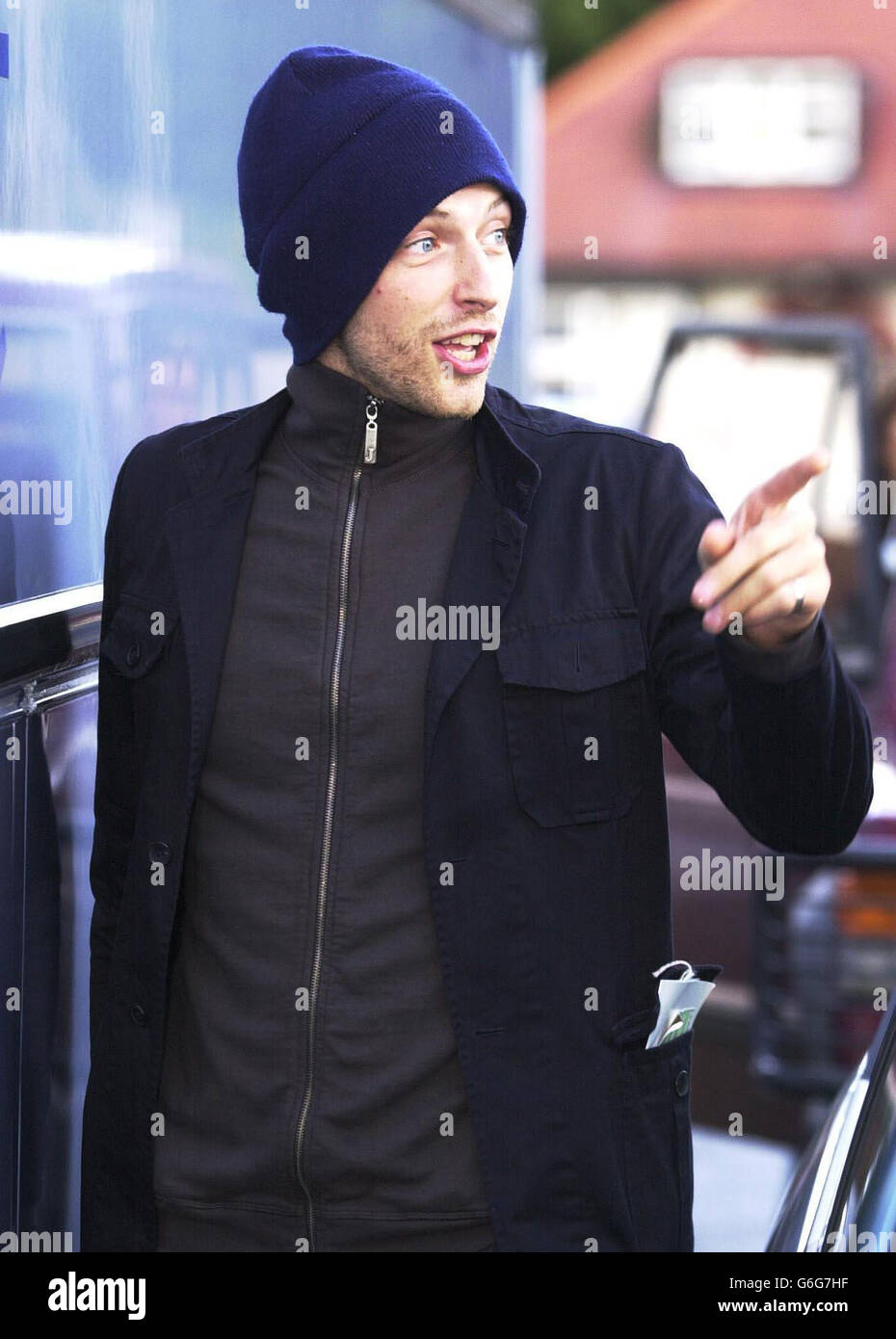 Le chanteur de Coldplay Chris Martin à Wemyss Bay, en Écosse, en route vers l'île de Bute. Les spéculations allaient bon train sur le mariage imminent de Stella McCartney aujourd'hui, car des invités ont commencé à arriver sur l'île. Les gens du coin croient que McCartney, 31 ans, fille de l'ancien Beatle Sir Paul, célébrera son mariage demain. On ne sait toujours pas si elle va épouser la fiancée Alasdhair Willis, également 31, dans une maison victorienne appartenant à l'ami proche de la famille Johnny Bute, le septième Marquis de Bute, ou simplement tenir la réception là. Banque D'Images