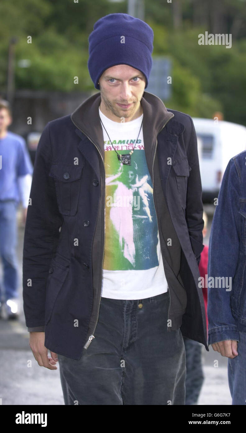 Chris Martin de Coldplay au terminal de ferry de Wemyss Bay en route vers l'île de Bute. Les spéculations allaient bon train sur le mariage imminent de Stella McCartney aujourd'hui, car des invités ont commencé à arriver sur l'île. Les gens du coin croient que McCartney, 31 ans, fille de l'ancien Beatle Sir Paul, célébrera son mariage demain. On ne sait toujours pas si elle va épouser la fiancée Alasdhair Willis, également 31, dans une maison victorienne appartenant à l'ami proche de la famille Johnny Bute, le septième Marquis de Bute, ou simplement tenir la réception là. Banque D'Images