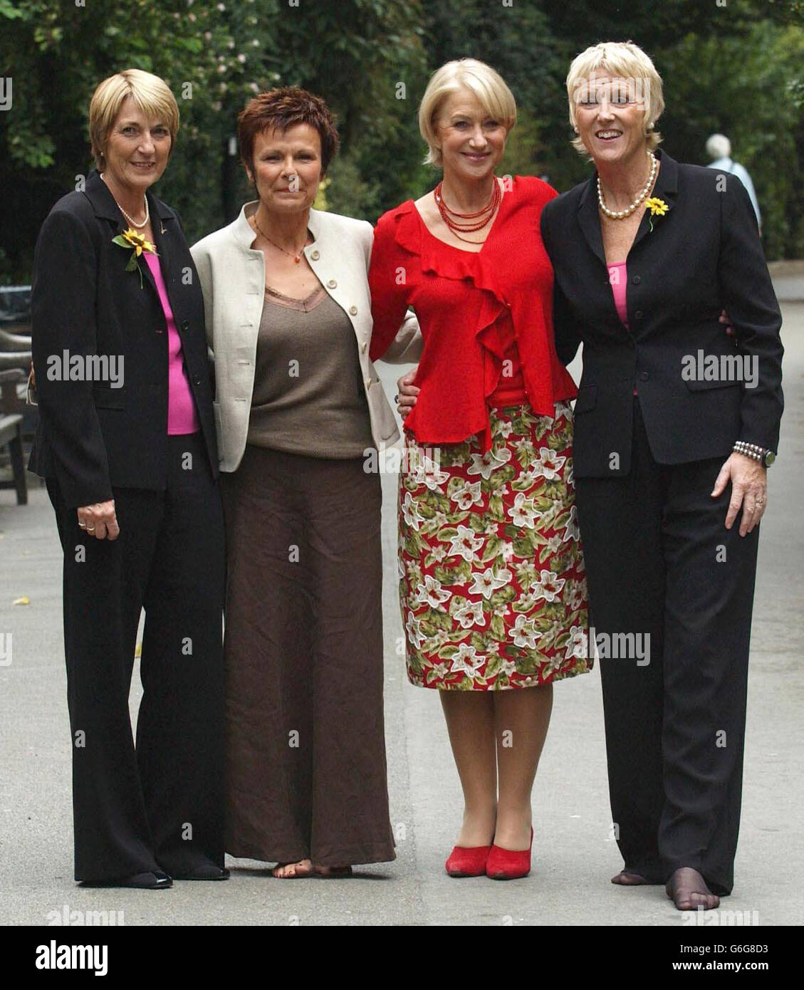 Deux des jeunes filles du calendrier, Angela Baker (à gauche) et Tricia Stewart (à droite) avec Julie Walters (deuxième à gauche) et Helen Mirren, qui les jouent dans le film, posent pour les photographes lors d'un photocall devant l'hôtel Savoy, dans le centre de Londres, le mardi 2 septembre 2003. Calendar Girls, dirigé par Nigel Cole, est basé sur la véritable histoire derrière le célèbre Women's Institute Calendar, qui a déclenché une frénésie médiatique internationale. Banque D'Images