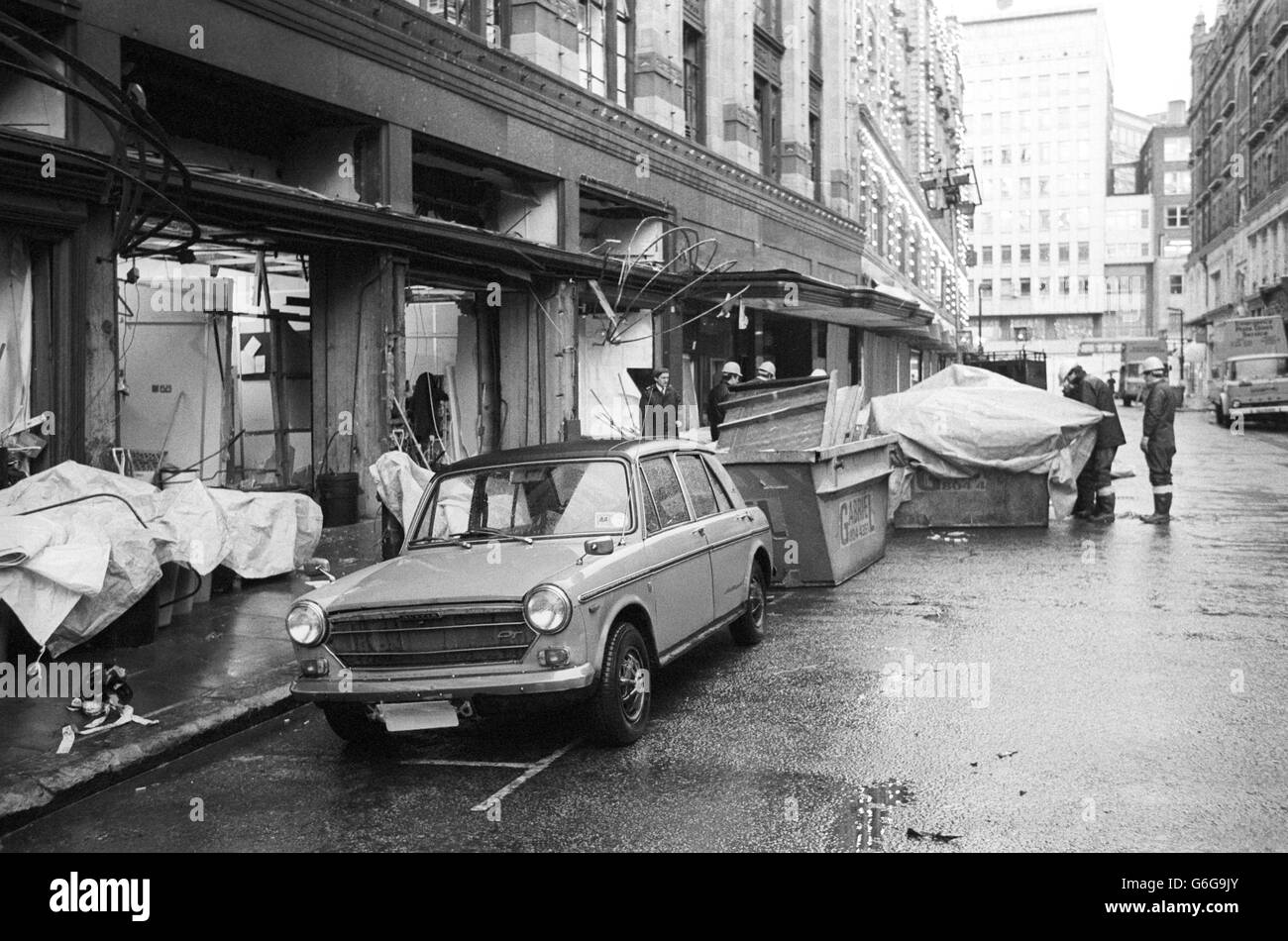 Un Austin 1300 GT avec un toit en vinyle - identique au véhicule utilisé dans l'attaque à la bombe de voiture de Harrods. La police a organisé une reconstruction des minutes qui ont conduit à l'explosion. Banque D'Images