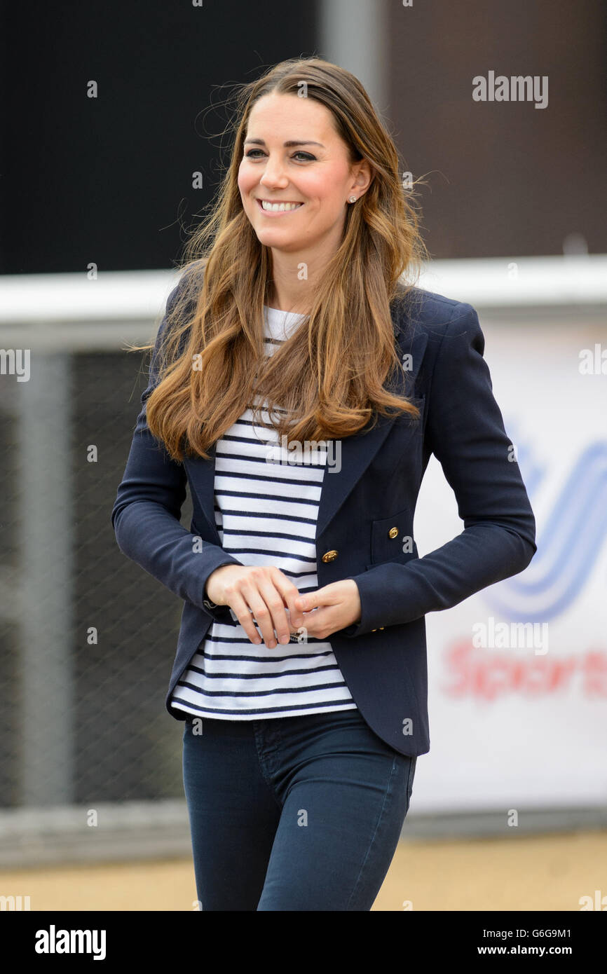 La duchesse de Cambridge, patron de SportsAid, lors de sa visite à la boîte de cuivre de l'ancien parc olympique, à l'est de Londres, pour voir comment les jeunes athlètes bénéficient de l'aide d'une de ses œuvres caritatives. Banque D'Images