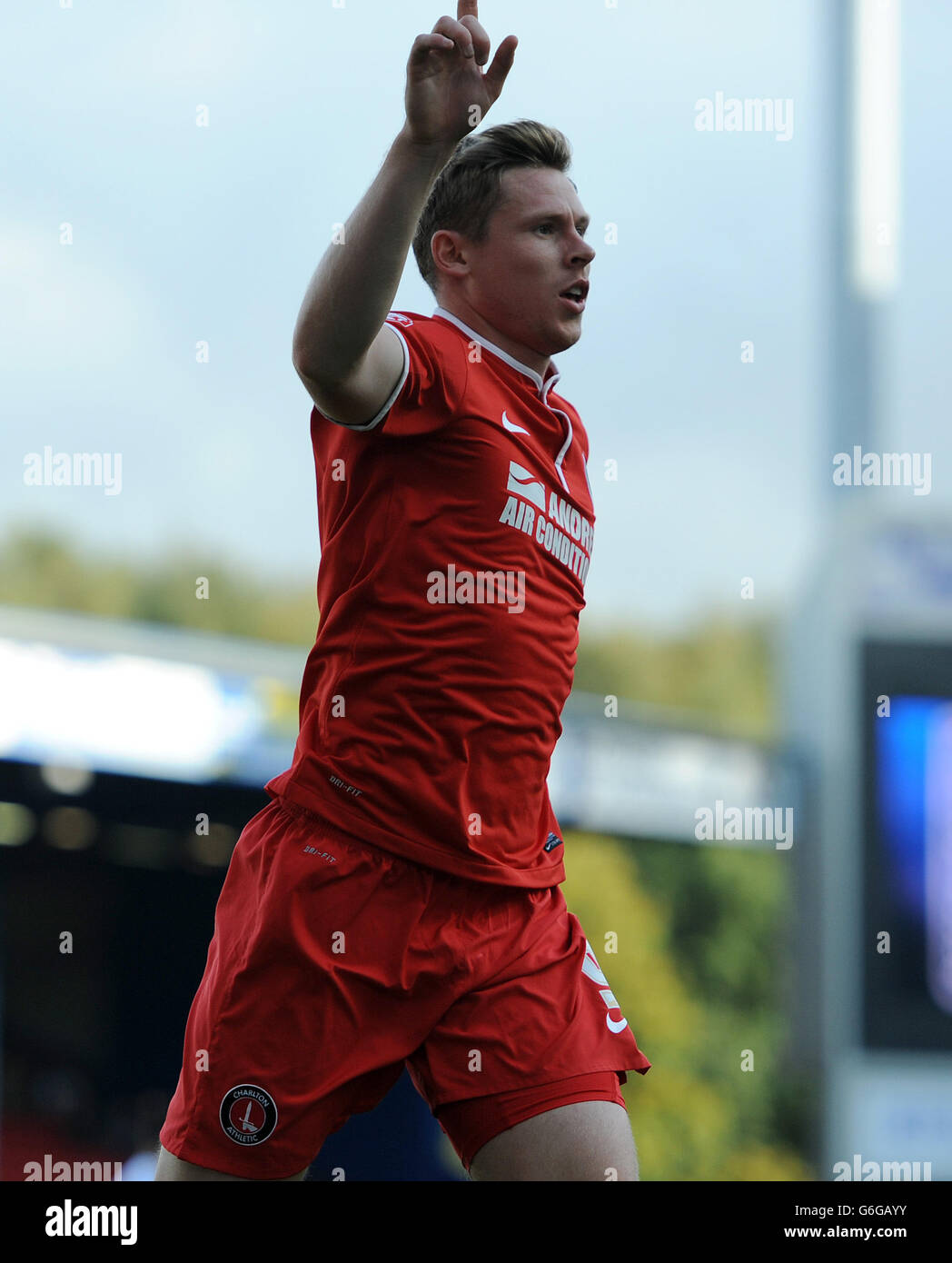 L'église Simon de Charlton Athletic célèbre après qu'il a terminé le premier but du match de son côté lors du championnat Sky Bet à Ewood Park, Blackburn. Banque D'Images