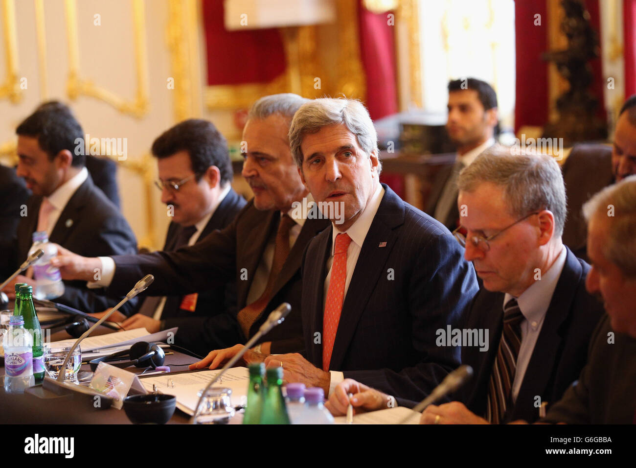 Le Secrétaire D'État AMÉRICAIN John Kerry (C) assiste à une réunion organisée par le Secrétaire aux Affaires étrangères William Hague du 'London 11', du Groupe central des amis de la Syrie, à Lancaster House, dans le centre de Londres, en vue de mettre fin à la guerre civile brutale en Syrie. Banque D'Images