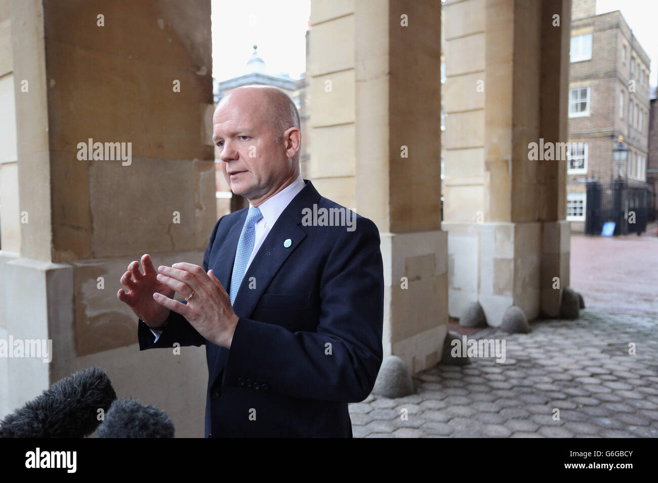 Le secrétaire aux Affaires étrangères William Hague s'adresse aux médias lorsqu'il arrive pour assister à une réunion, qu'il accueille, du 'London 11', du groupe des amis de la Syrie Core Group, à Lancaster House, dans le centre de Londres, visant à mettre fin à la guerre civile brutale en Syrie. Banque D'Images