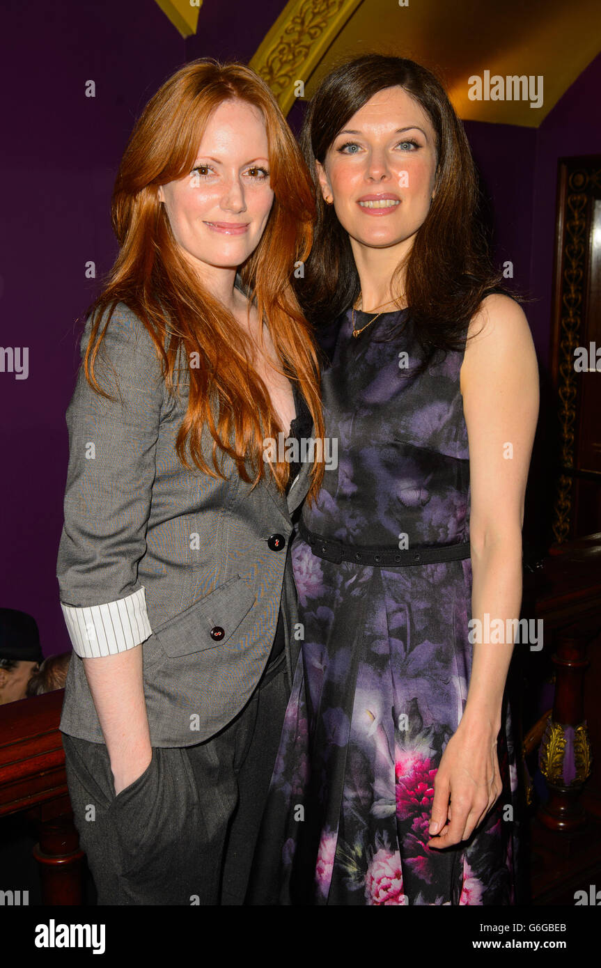 Clare Foster (à gauche) et Josefina Gabrielle arrivent à la projection de « Merrily We Roll Along », à Cineworld Haymarket, dans le centre de Londres. Banque D'Images