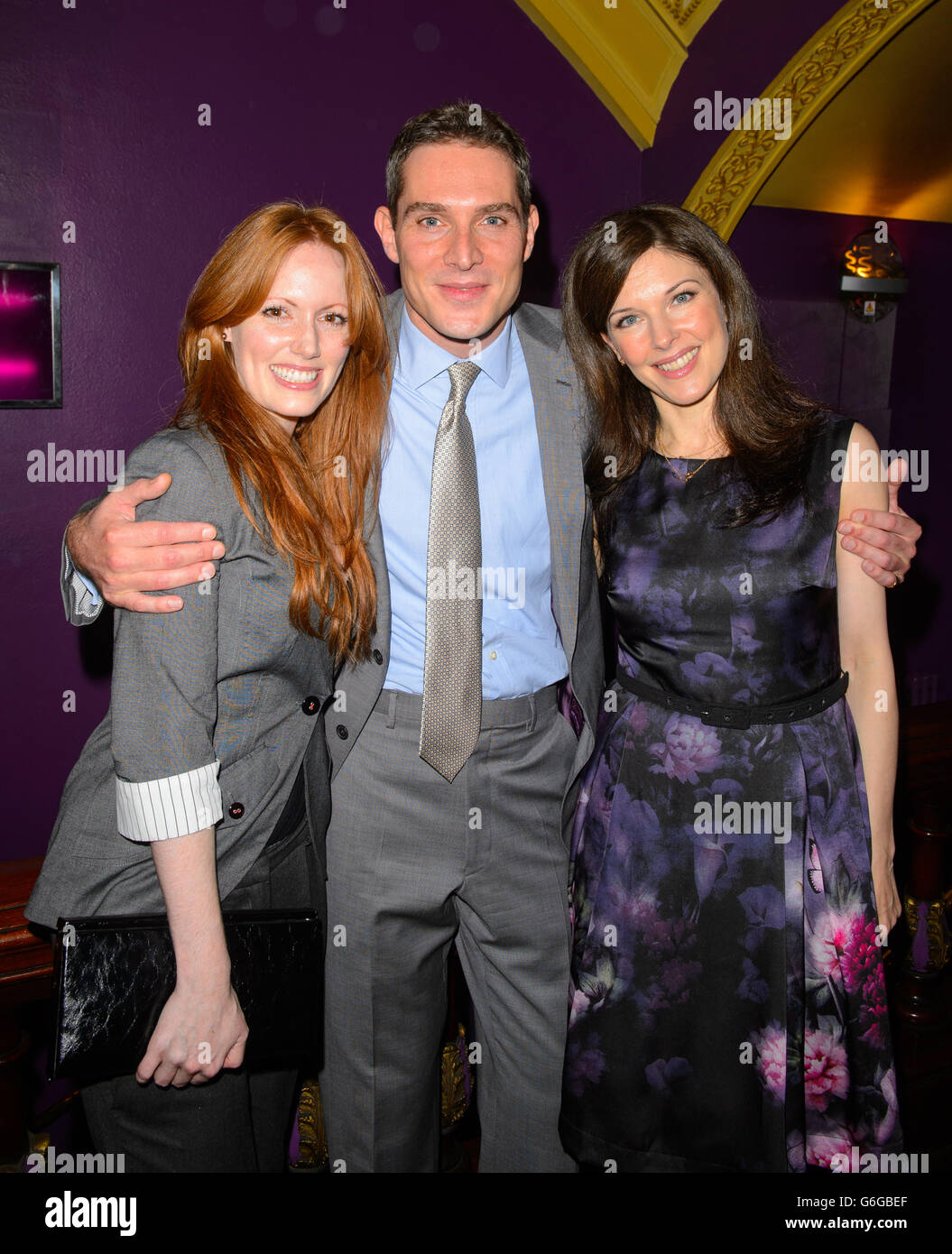 (De gauche à droite) Clare Foster, Mark Umbers et Josefina Gabrielle arrivent à une projection de « Merrily We Roll Along », à Cineworld Haymarket, dans le centre de Londres. Banque D'Images