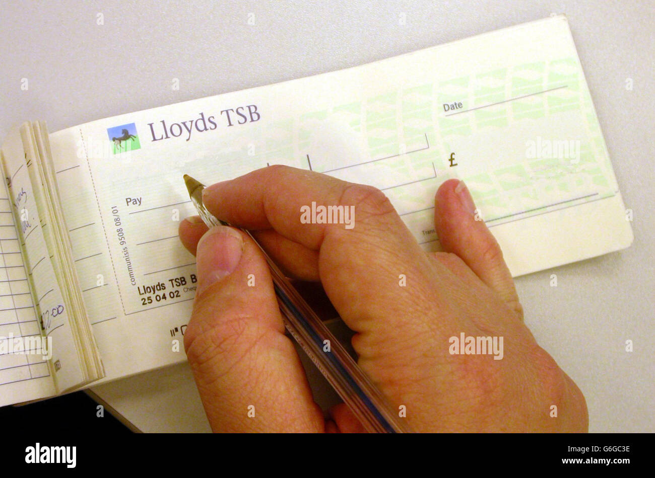 La vérification devrait devenir obsolète d'ici 2020, avec une baisse de l'utilisation actuelle d'environ 8 % par an - une tendance qui devrait s'accélérer, ont montré aujourd'hui la recherche.Selon le compte courant des Extras de Halifax, près de la moitié des personnes déclarent utiliser les chèques moins fréquemment qu'il y a trois ans, 14 % d'entre elles déclarant ne jamais les utiliser. Banque D'Images