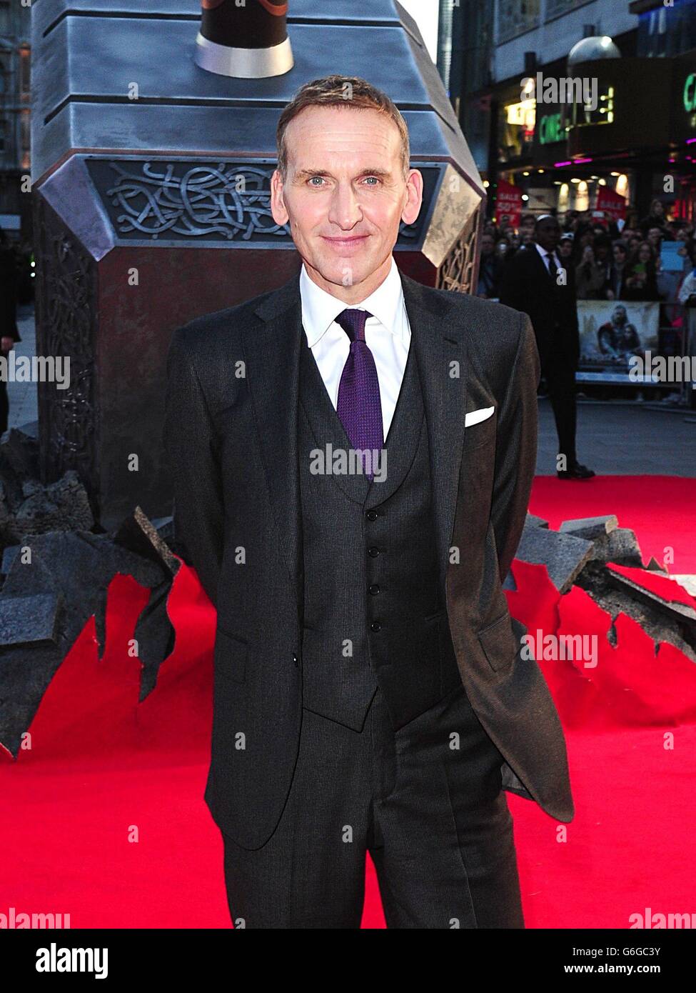 Christopher Eccleston arrivant pour la première mondiale de Thor : Dark World, à l'Odeon Leicester Square, Londres. Banque D'Images