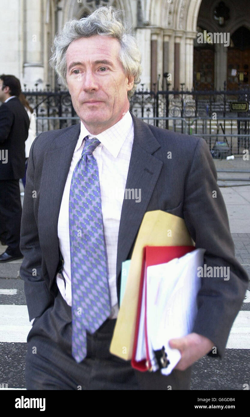 Jonathan Sumption, au Québec, avocat du gouvernement, quitte les cours royales de justice à Londres.M. Sumption a conclu aujourd'hui que la mort du Dr Kelly était sans aucun doute une tragédie pour sa famille et une grande perte pour le service pour lequel il travaillait.Mais il est tout à fait possible de reconnaître cela et d'exprimer sa sympathie, comme le gouvernement l'a fait, sans se mettre d'un seul coup de côté pour chercher d'autres personnes à blâmer. Banque D'Images