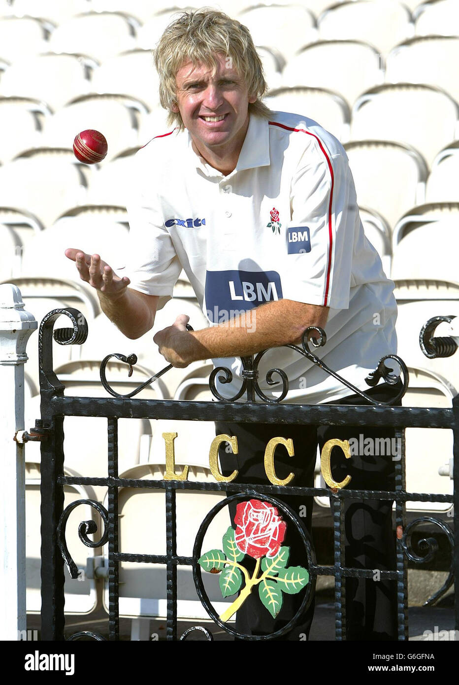 Dominic cork pose aux photographes terrain de cricket old trafford