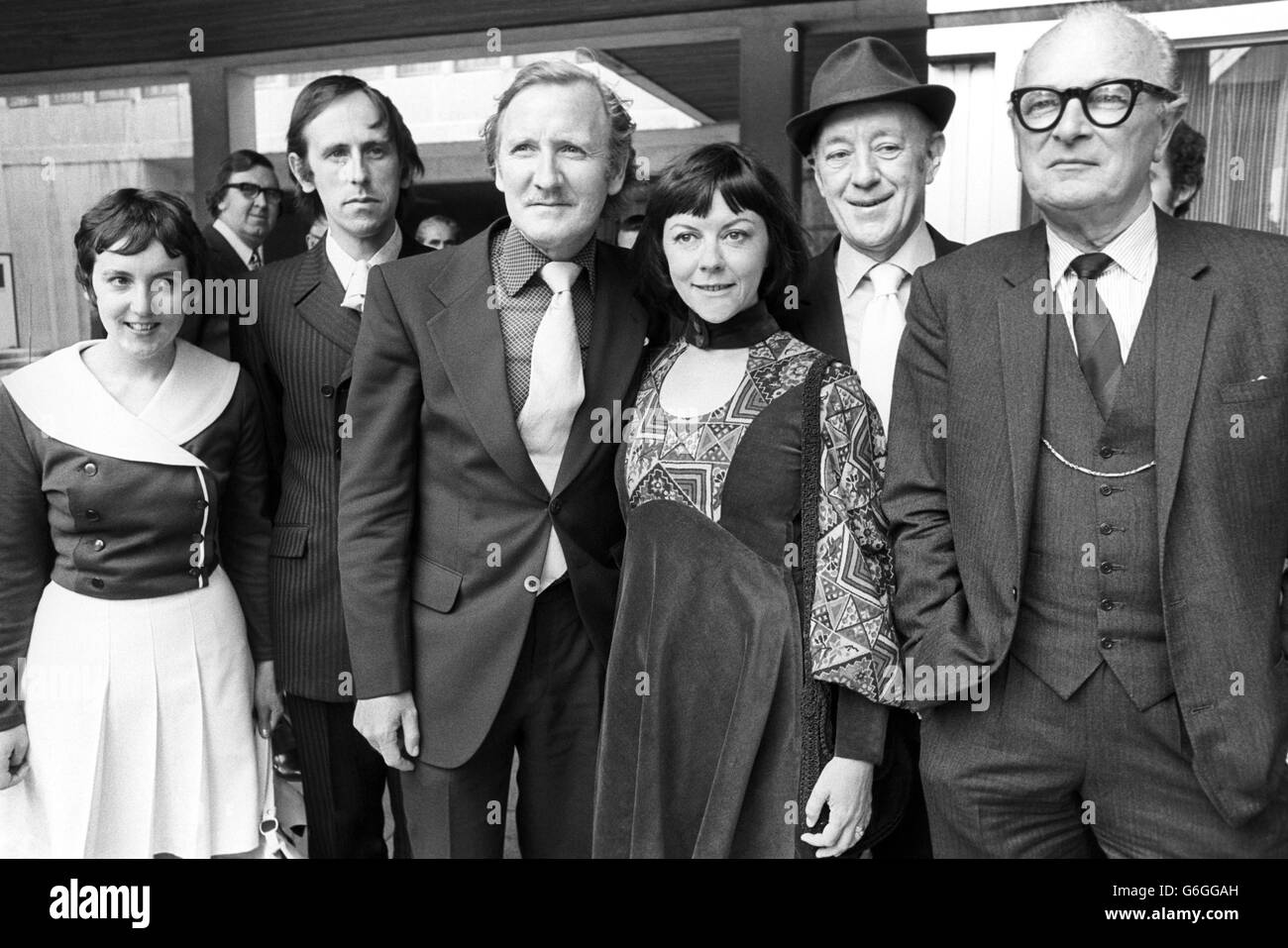 Un groupe d'acteurs quitte une réunion avec le secrétaire à l'Environnement Geoffrey Rippon, où ils ont remis une pétition pour sauver le Shaftesbury Theatre de Londres de la démolition. (l-r) Milton Johns, président de la campagne théâtres de Save London, Leslie Phillips, Dorothy Tuzin, Sir Alec Guinness et Nigel Patrick. Banque D'Images