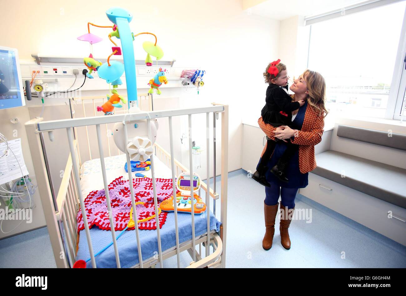 Patient externe Holly Moore 4, de Ferbane, Co. Offaly, avec sa mère Tara, à l'ouverture d'un nouveau Centre de coeur pour enfants à l'Hôpital pour enfants de notre Dame à Crumlin, Dublin. Banque D'Images