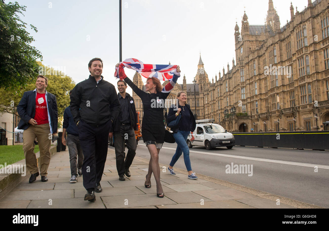 Laisser célébrer les partisans en face du Palais de Westminster à Londres après les électeurs dans le soutien à la campagne référendaire pour la Grande-Bretagne à quitter l'UE. Banque D'Images