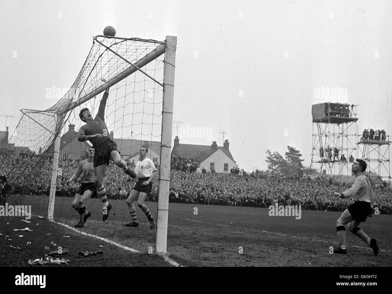 Kelly, gardien de but de Preston North End, sauve une balle d'Oxford United lors d'une sixième cravate ronde de la FA Cup à Oxford. Dans l'arrière-sol peut être vu certains des stands spécialement contraillés pour la télévision et le caméramen de news. Banque D'Images