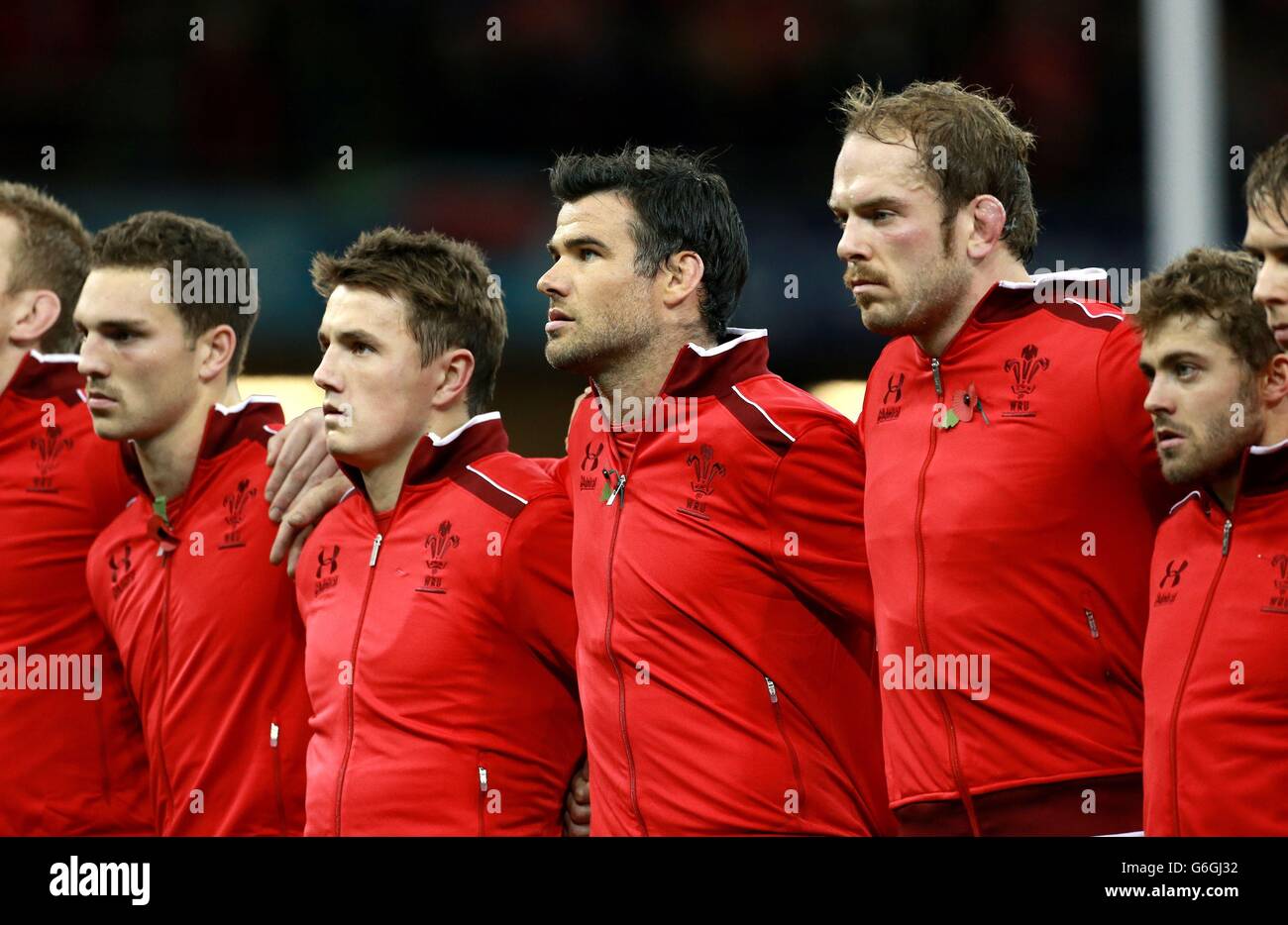 Les Lions du pays de Galles (de gauche à droite) George North, Jonathan Davies, Mike Phillips, Alun Wyn Jones et Leigh Halfpenny se présentent à l'hymne national du pays de Galles avant le match de la Dove Men Series au Millennium Stadium, à Cardiff. Banque D'Images