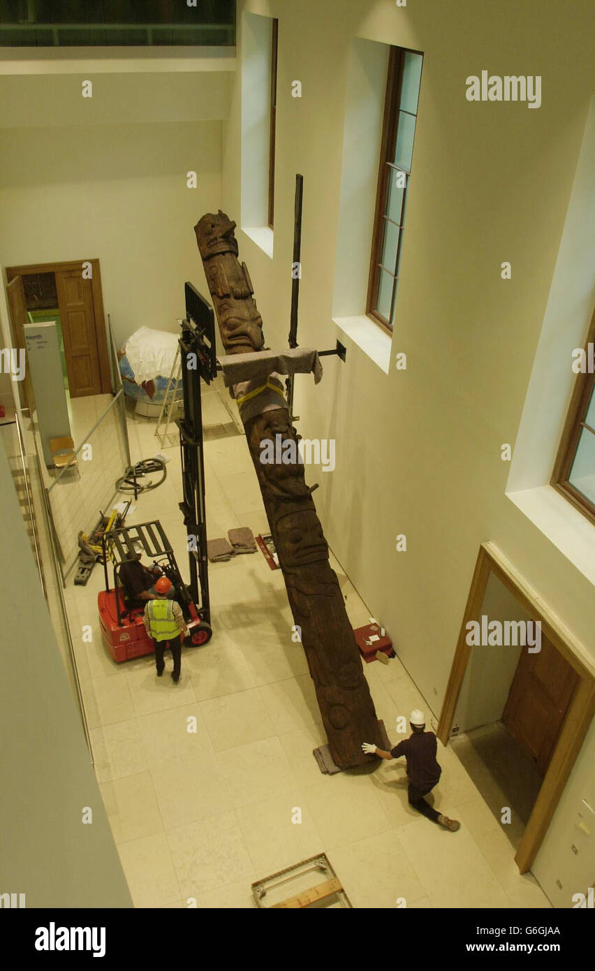 Un mât totémique précoce et important de la Nation Nisga'a de la Colombie-Britannique est élevé en place au cours d'une cérémonie à l'intérieur du British Museum, dans le centre de Londres. Le pôle, datant d'environ 1850, a été acquis par le musée en 1933 mais n'a jamais été vu par le public. Le poteau de cèdre rouge de huit mètres sera l'un des objets vedettes de la prochaine exposition « vivre et mourir » du musée qui ouvrira le 3 novembre. Banque D'Images Un mât totémique précoce et important de la Nation Nisga'a de la Colombie-Britannique est élevé en place au cours d'une cérémonie à l'intérieur du British Museum, dans le centre de Londres. Le pôle, datant d'environ 1850, a été acquis par le musée en 1933 mais n'a jamais été vu par le public. Le poteau de cèdre rouge de huit mètres sera l'un des objets vedettes de la prochaine exposition « vivre et mourir » du musée qui ouvrira le 3 novembre. Banque D'Images
