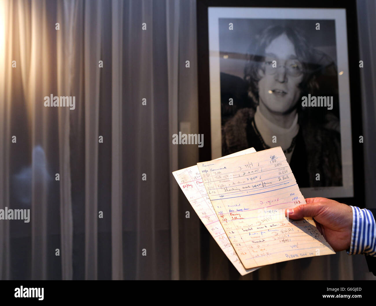 John Lennon documents à vendre. Une paire de feuilles de détention qui révèlent les délits de jour d'école d'un John Lennon de 15 ans, quand il a fréquenté l'école de banque de Quarry. Banque D'Images