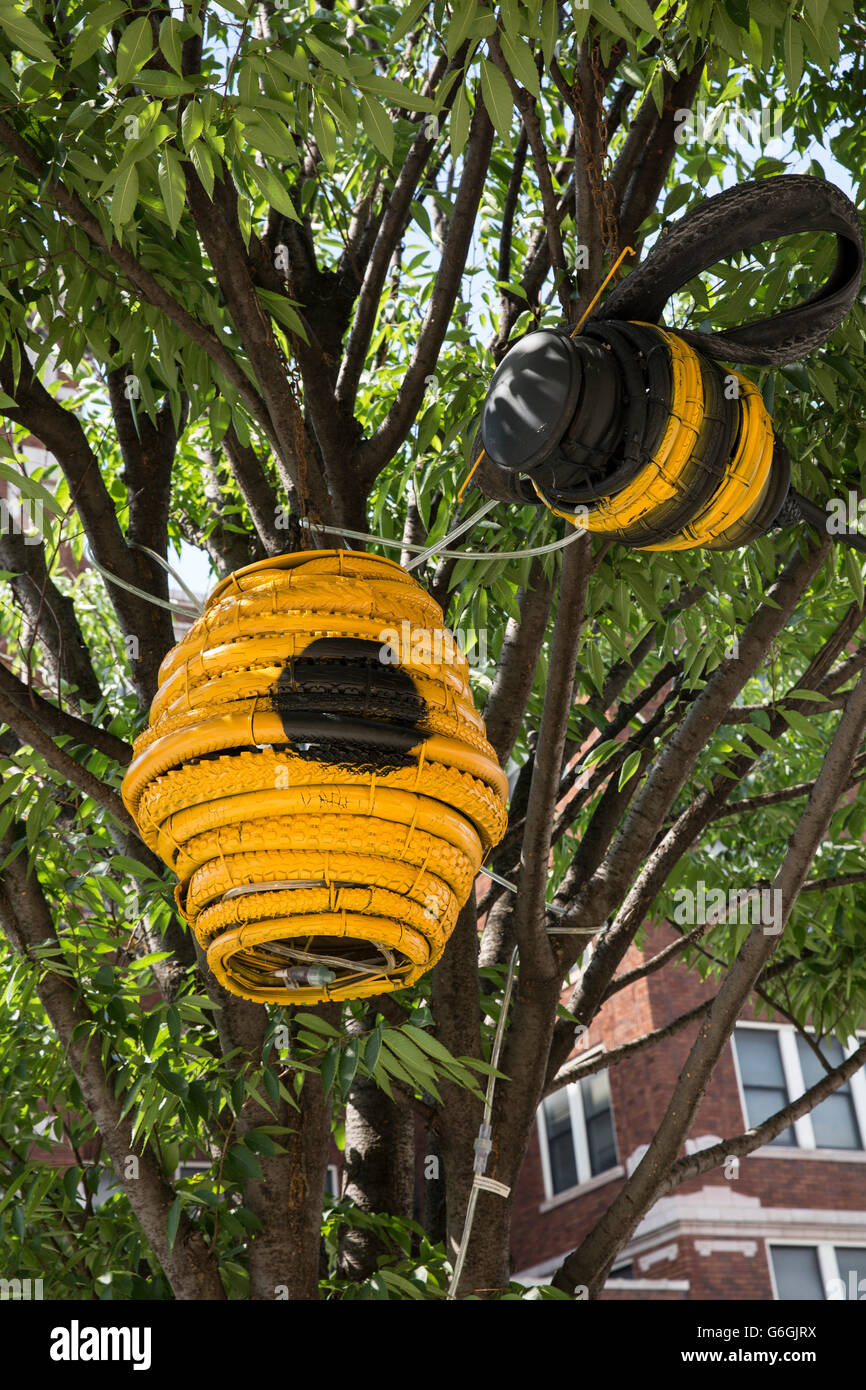 L'art public dans la forme d'abeilles et de la ruche, le centre d'Indianapolis (Indiana), fabriqué à partir de pneus vélo utilisé. Banque D'Images